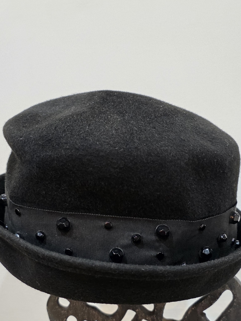 608 Vintage Glenover x Dayne Black Wool Beaded Cloche Hat - 1950s - Picture 2 of 6